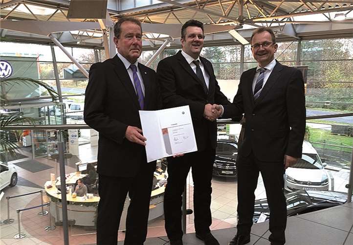 (Von links) Werner Linden (Bezirksmanager), Ralph Kempen und André Kückelhahn (Regionalleiter) bei der Übergabe der Urkunde. privat