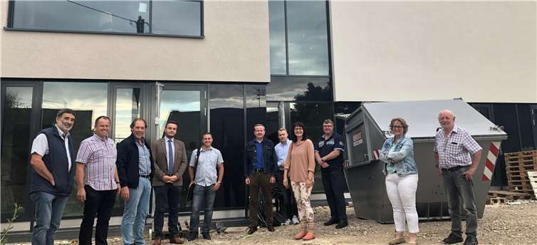 )Von links) Werner Merkenich, Jörg Johann, Ortsbürgermeister Paul Kreber, Christian Schuth, Andreas Griebel, Jörg Meurer, Maternus Dötsch, Susanne Hartmann-Etzkorn, Ortsbürgermeister Detlef Reil, Marion Graf und Richard Nikolai vor dem Neubau des Bürgerzentrums Nörtershausen.Fotos: Jens Firmenich