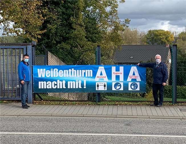 Von links: Werner Schumacher und Gerd Heim bringen die Banner an. Foto: privat