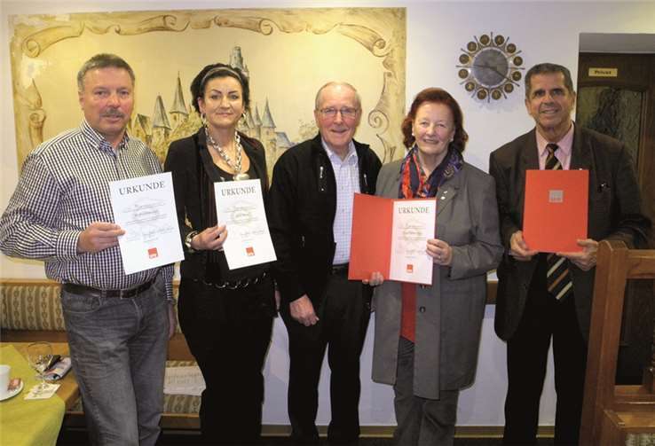(Von links) Wilfried Klinkner, Agnes Matter, Wilfried Gerdes sowie Carola und Ibrahim Stern-Gilbaya wurden für langjährige Mitgliedschaft ausgezeichnet.privat