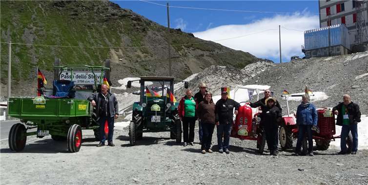 Von links: Winfried Argendorf, Therese Harst, Werner Harst, Mechthild Keuler, Johannes Keiler, Resi Braun, Dieter Braun, Hedwig Schlich und Winfried Schlich fuhren mit ihren Oldtimern zum höchsten Gebirgspass. Privat