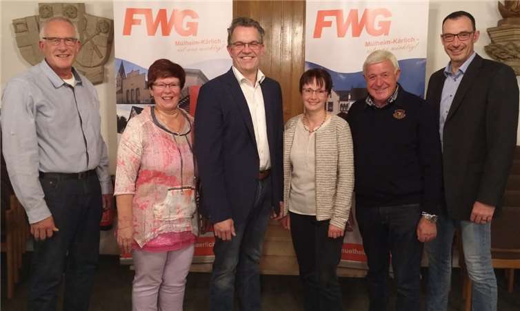 Von links: Winfried Engel (2. stellvertretener Vorsitzender, Mitglied des Stadtrates), Christa Sturm (Vorsitzende, Mitglied des Stadtrates), Gerd Harner (Bürgermeisterkandidat, Beigeordneter der Stadt Mülheim-Kärlich), Kerstin Wesemann (1. stellvertretene Vorsitzende), Karl Mannheim (Fraktionsvorsitzender der FWG in der Verbandsgemeinde, Mitglied des Kreistages, Mitglied des Stadtrates) Guido Baulig (Fraktionsvorsitzender der FWG-Stadtratsfraktion Mülheim-Kärlich).Privat