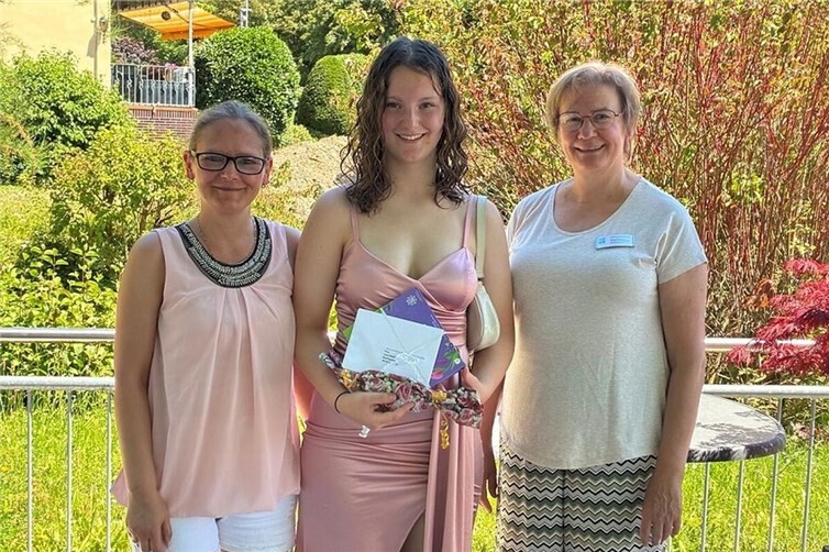 Von links:  Wohnbereichsleitung Diana Holzem, Lara Holzem und Praxisanleitung Karin Kingston 