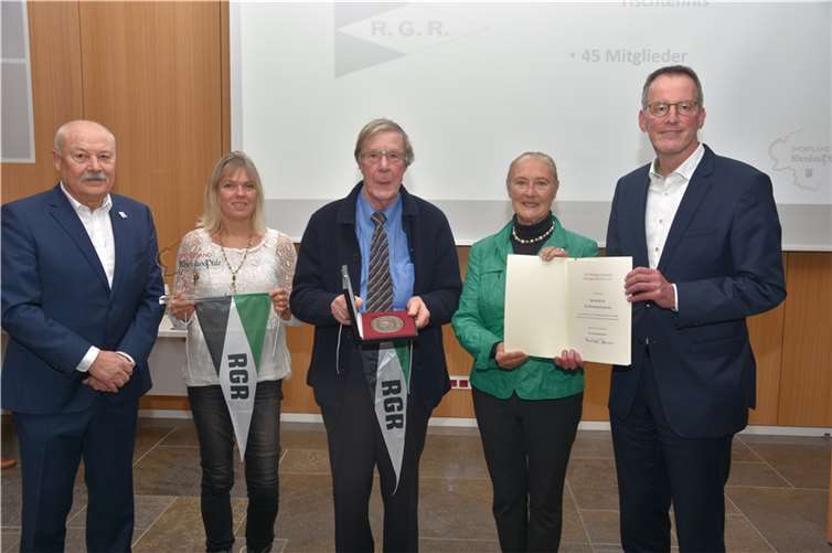 Von links: Wolfgang Bärnwick, Präsident Sportbund Rheinland-Pfalz; Conny Noll, RGR; Hermann-J Knopp, RGR; Monika Sauer, Präsidentin Sportbund Rheinland; Michael Ebling, Minister des Innern und für Sport Rheinland-Pfalz  Foto: RGR
