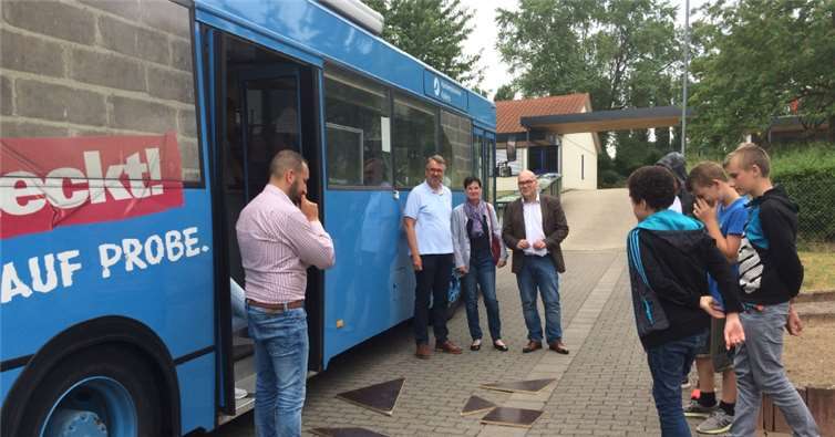 (Von links) Wolfgang Beth (WiFo Vorstand), Karin Nemes (AWO) und Peter Kowalenko (Schulleiter) gemeinsam mit den Schülern. privat