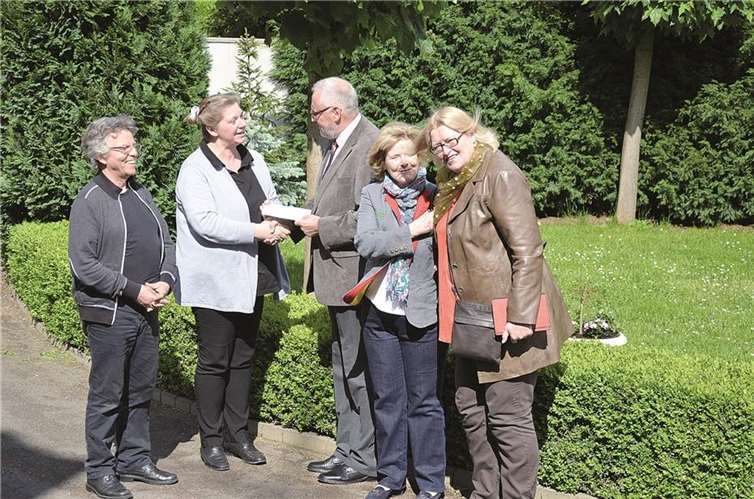 Von links: Wolfgang und Monika Haubrich, Lions-Präsident Dr. Ulrich Bollmann, Leonie Kaufmann-Fund und Ulrike Jossen bei der Scheckübergabe. Privat