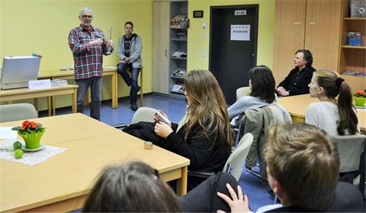 (Von links) York Schmede und Christoph Eichmann klären die interessierten Eltern über verschiedene Formen des Rauschgiftkonsums und seine lebensbedrohlichen Gefahren für ihre Kinder auf.