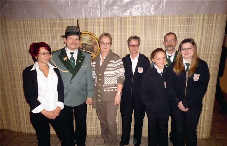 Von links: amtierende Bürgerkönigin - Angelika Sowa; Kaiserpaar - Peter Josef und Petra Scheben; Schützenliesel -Andrea Wolff; Schülerprinzessin - Denise Schnorrenberg; Schießmeister - Adolf Kiener; Jugendprinzessin - Julia Overkamp.Privat