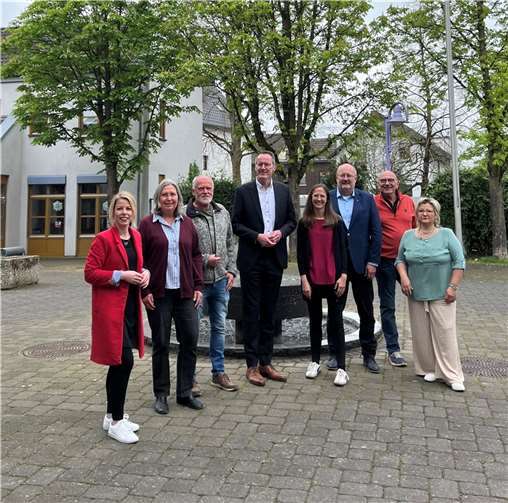 Von links: ana Horstmann, Christine Welker-Krumm, Volker Holzkämpet, Staatsminister Michael Ebling, Maren Dümmler, Wilfried Hausmann, Frank Sterz und Ingelore Troß-Fergen  Foto: SPD Oberbieber