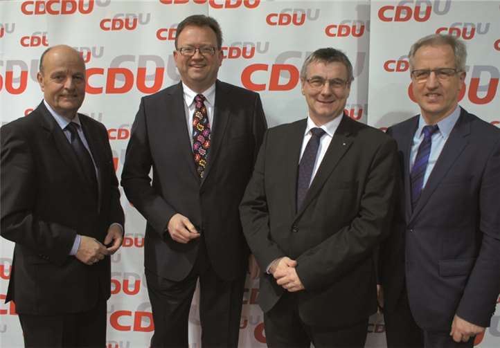 „Die jüngste und weiblichste Kreistagsliste“ (Von links) der CDU-Kreisvorsitzende MdL Dr. Adolf Weiland, CDU-Fraktionsvorsitzender Georg Moesta, Landrat Dr. Alexander Saftig und der stellvertretende CDU-Kreisvorsitzende MdL Josef Dötsch freuten sich über eine gelungene Veranstaltung in Mülheim-Kärlich.