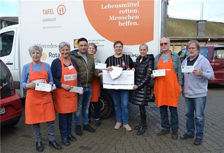 Von links: die Ehrenamtlichen Lydia Ilius und Christiane Einwächter, Jens Werner, Ehrenamtliche Elena Böhm, Mary Witsch, Lea Werner sowie die ehrenamtlichen Fahrer Jürgen Kramke und Wolfgang Feller. Foto: privat