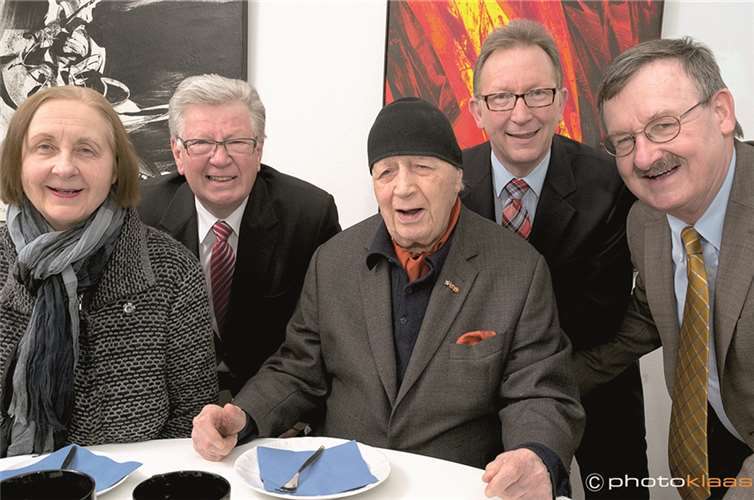 (Von links) die Gattin des Ausnahmekünstlers, Rissa Götz, Werner Wittlich, Altersjubilar Karl Otto Götz, der Bundestagsabgeordnete Erwin Rüddel und Josef Zolk.Dieter Klaas