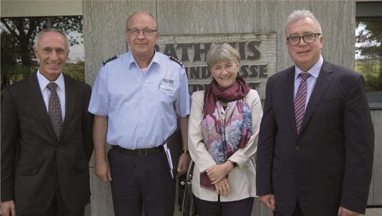 Von links: die Polizeihauptkommissare Jörg Pfefferkorn und Karl-Heinz Hennigs, Polizeipräsidentin Ursula Brohl-Sowa und Bürgermeister Eckhard Maack. privat