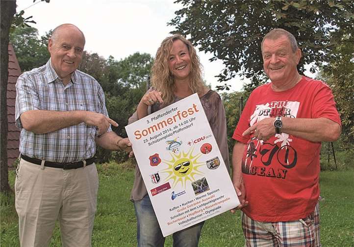 (Von links) die erste Vorsitzende Stefanie Dönges freut sich mit Heinz Hoernchen und Helmut Dyas auf ein großartiges Sommerfest. US