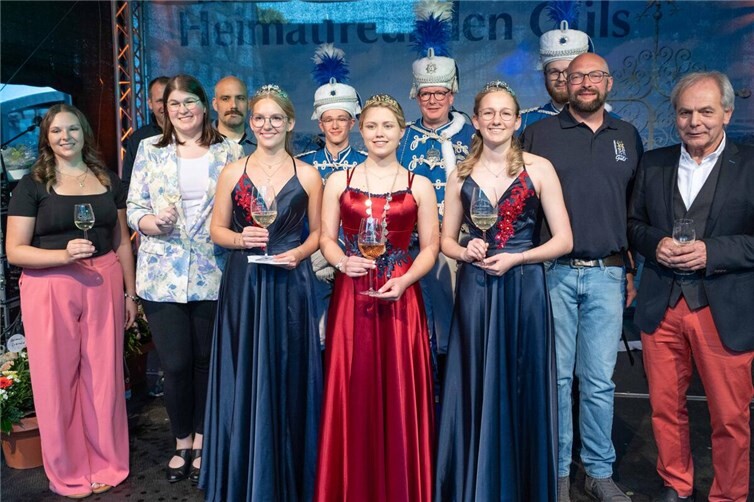 Von links: ehemalige Tolitäten Josephine Müller und Julia Richter, neue Tolitäten Ann-Kathrin Bretz, Carolin Stieffenhofer und Lilli Karbach, erster Vorsitzender der Heimatfreunde Güls Christoph Müller und Ortsvorsteher Hans-Peter Ackermann. Foto: SCH