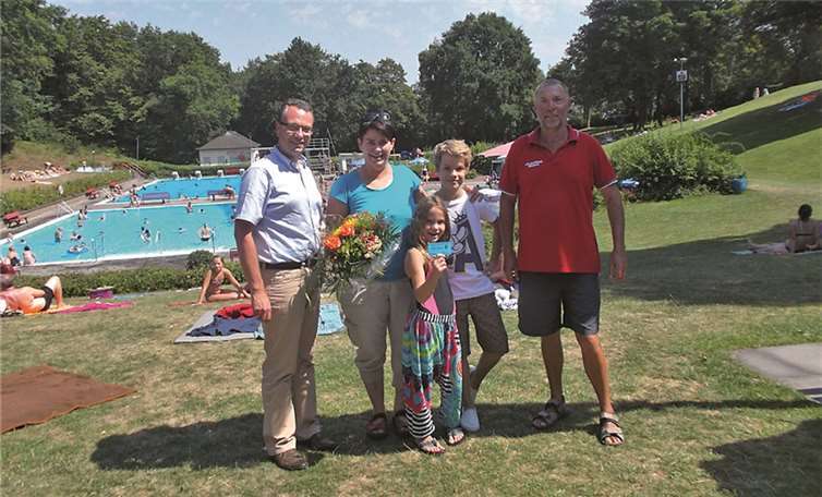 (Von links) erster Beigeordneter der Stadt Mendig, Thomas Schneider, Familie Spitzley-Andernach und Schwimmmeister Achim Hilger. privat
