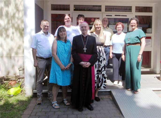 Katholische Kitas sind entscheidende Orte von Kirche Von links hinten: Georg Binninger, BGV, Lena Schmidt, Kita-Leitung, Simone Thomas, Leitungsteam Pastoraler Raum Andernach, Herr Michael Schlusemann, Geschäftsführer Katholische KiTa gGmbH Koblenz, Katja Neff, BGV, Diana Weber, Gesamtleitung, vorne: Sonja Windheuser-Völlmeke, Ständige Vertretung der Kita-Leitung, Weihbischof Robert Brahm, Kerstin Naunheim, Geschäftsführerin Katholische KiTa gGmbH Koblenz. Foto: Katholische KiTa gGmbH Koblenz