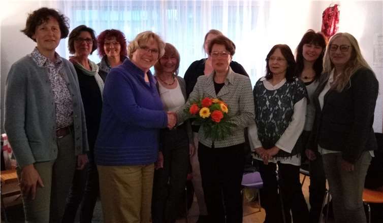 Von links: hintere Reihe: Beate Deres, Sybille dhaen, Marion Kraus, Monika Distelrath, Judith Schmickler, Marie-Luise Dompke, Doris Uhrmacher, Petra LeidnerVorne von li. Gabriele Hermann-Lersch, Gabriele Höhler.Foto: Trägerverein des Frauenhauses