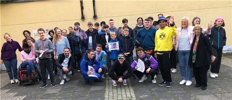 Von links mit erhobener Hand Diakonin Sonja Freischem, am Ende vordere Reihe rechts Rula Strehl, ganz außen Gudrun Mieth-Leichsenring. Foto: privat