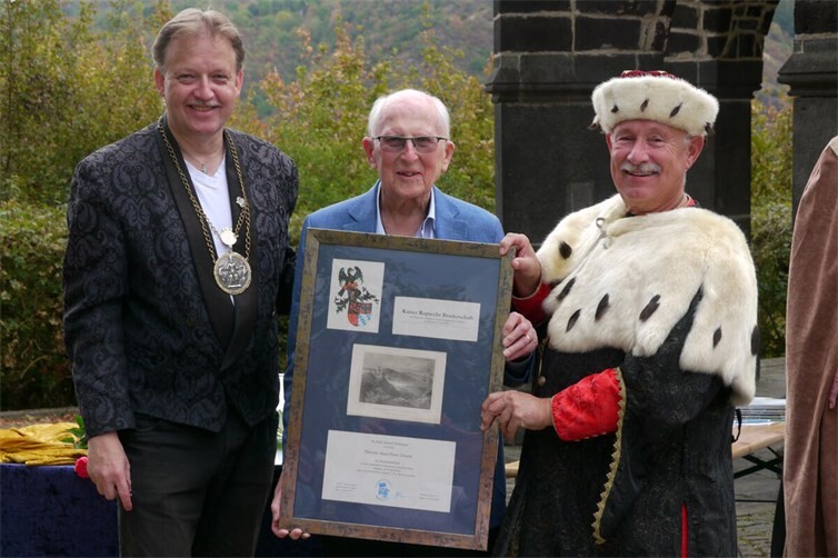 Von links nach rechts: Alexander Thon (Kanzler der Bruderschaft), Klaus-Dieter Schmidt (neues Ehrenmitglied der Bruderschaft) und Gerhard Büttner (Kanzler des Freundeskreises König Ruprecht in Amberg)