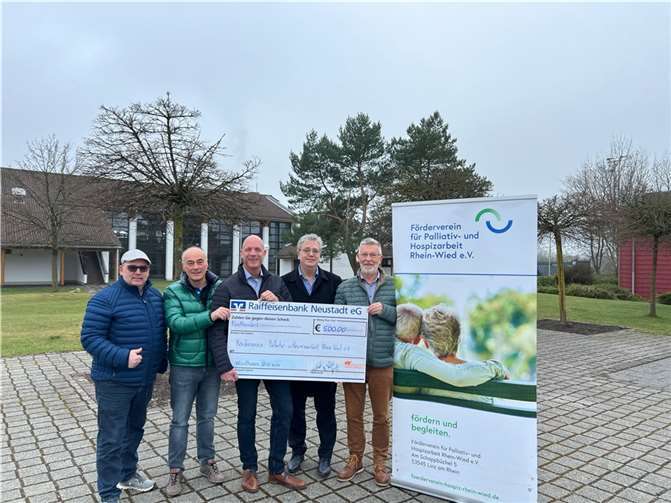 Von links nach rechts: Andreas Behner (ISR), Detlef Nonnen (Förderverein), Martin Buchholz (ISR), Thassilo Falkenau (ISR) und Wolfgang Walter (Förderverein) bei der symbolischen Scheckübergabe in Windhagen.  Foto: Youssef Najjar