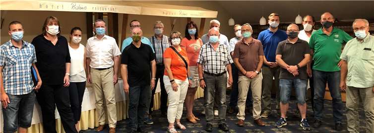 Hotelbesichtigung in Dieblich Von links nach rechts: Andreas Griebel (Brodenbach), Annette Breitkreutz (Lehmen), Theresa Pistono (Dieblich), Jörg Meurer (Oberfell), Jens Boettiger und Frank Weiland (Rhens), Peter Scheidweiler (Macken), Marion Graf (Nörtershausen), Susanne Hartmann-Etzkorn (Waldesch), Richard Nikolai (Macken), Christoph Jung (Dieblich), Patrick Schaden (Lehmen), Achim Reick (Winningen), Christian Schuth (Brey), Stefan Eich (Spay), Paul Kreber (Nörtershausen), Walter Hain (Wolken) und Andreas Perscheid (Dieblich). Foto: Jens Firmenich