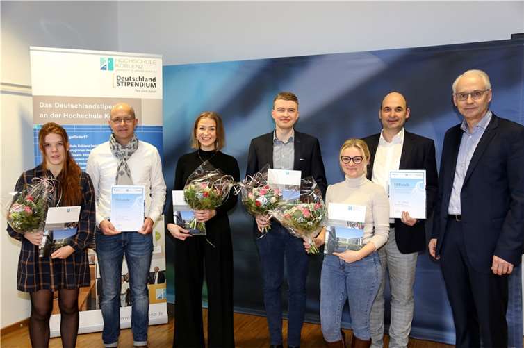Von links nach rechts: Anna Sophia Weidert, Clemens Wecke (Julius Berger International GmbH), Eileen Stripling, Markus Neuss, Rebecca Beier, Christof Bürger (Bürgerstiftung Volksbank RheinAhrEifel eG), Prof. Dr. Karl Stoffel.  Foto: Hochschule Koblenz/Dröppelmann