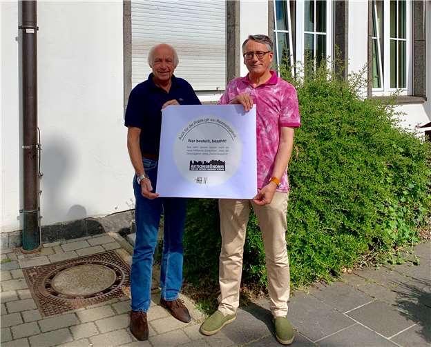 Von links nach rechts: Auch in Mayen machen Bürgermeister Bernhard Mauel und Bereichsleiter „Finanzen“ Axel Spitzlei mit der Aktion auf die drängende Finanzlage der Kommunen aufmerksam. Foto: Sabrina Müller/Stadt Mayen