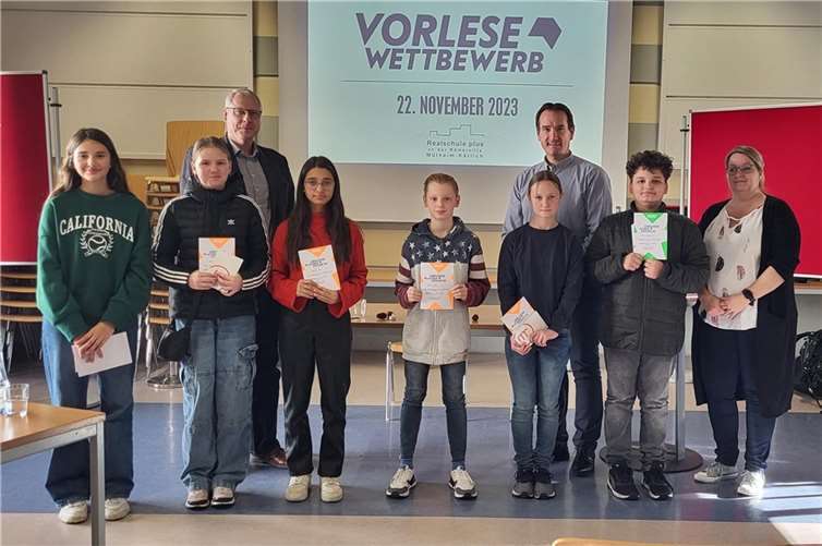 Von links nach rechts: Aurela Berisha, Sophie Wolf, Schulleiter Gerhard Müller, Zelal Acar, Yuma Volk, Christin Gäbler, Bürgermeister Thomas Przybylla, Sieger Ben Severin und Lehrerin und Organisatorin Silke Hein-Bertram. Foto: privat