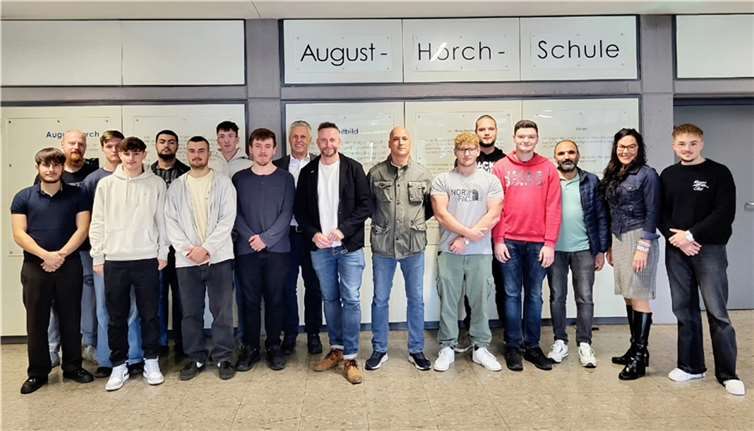 Von links nach rechts: Azubis der BBS Andernach, Schulleiter Thomas Lenz, Marko Boos, Personalratsvorsitzende Rebecca Strittmatter. Foto: privat