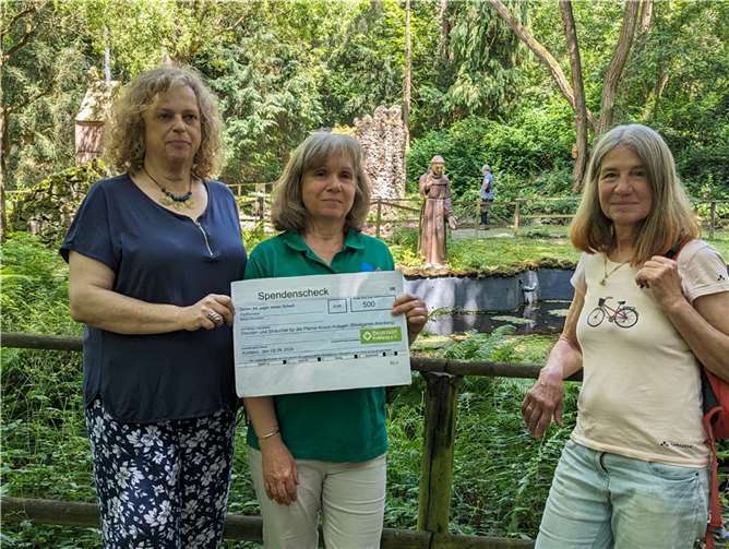 Von links nach rechts: Beate Busch (Sprecherin ÖKO-Stadt), Melitta Keul (2. Vorsitzende Förderkreis Pfarrer-Kraus-Anlagen), Waltraud Daum (Beisitzerin Öko-Stadt). Foto: M. Keul