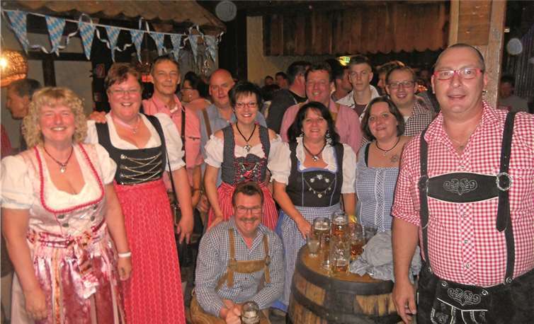 Von links nach rechts: Beatrix Ahrend, Hofdame Gabi Schimming, Michael Knickmeier, Adjutant Markus Schimming, Prinzessin Andrea Wittkopf, kniend Addi Ahrend, Mary Jacobs, Hardy Mies, Dominik Melzer, Kerstin Gölden , David Jacobs, Stefan Jacobs.privat