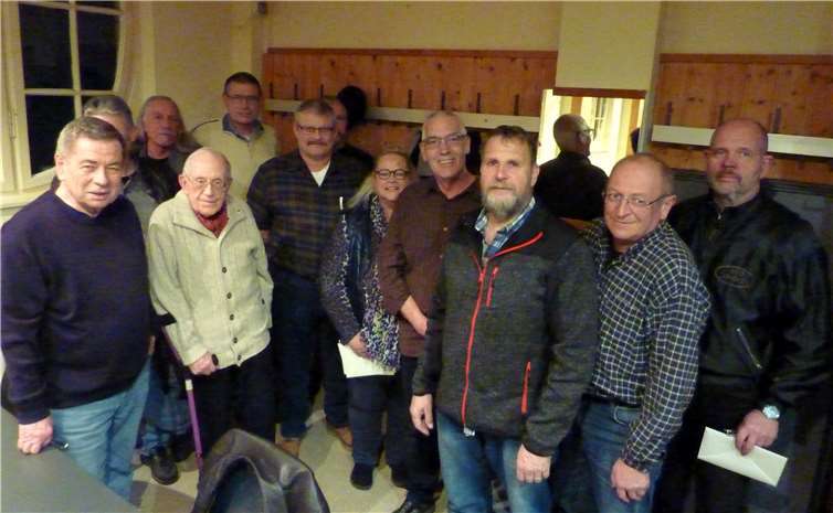 Von links nach rechts: Bernd Munkel, Dieter Keiper (verdeckt), Peter Speth, Fritz Gielsdorf, Volker Terwesten, Ulrich Hammen, Andrea Konrad-Keiper, Hermann Profittlich, Waldemar Kusch und Thomas Sonnen, geehrt durch den Vorsitzenden Heinz Gräf (3. v. re.).Foto: privat