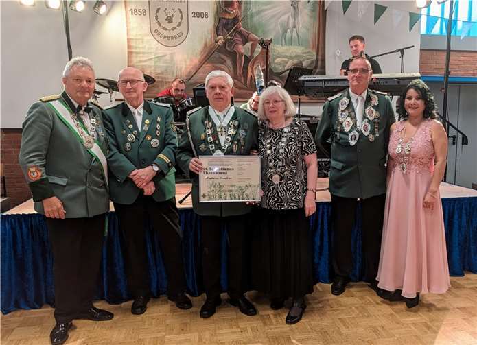 Von links nach rechts: Bezirksbundesmeister Walter Honerbach, stv. Brudermeister Heinz-Hubert Marquardt, Brudermeister Manfred von Goscinski sen. , Magdalena von Goscinski, Königspaar Ludwig und Sandra Metternich. Foto: privat