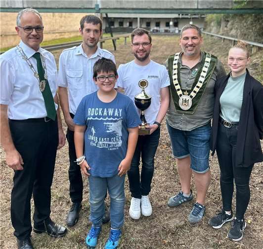 Von links nach rechts: Brudermeister Günter Gersabeck, Schießmeister Mathias Schneider, Bambini-Prinz Lasse Lorenz, Bürgerkönig Michael Schüller, Schützenkönig Michael Maur, Jungschützenprinzessin Anna-Lena Schwab. Fotos: privat