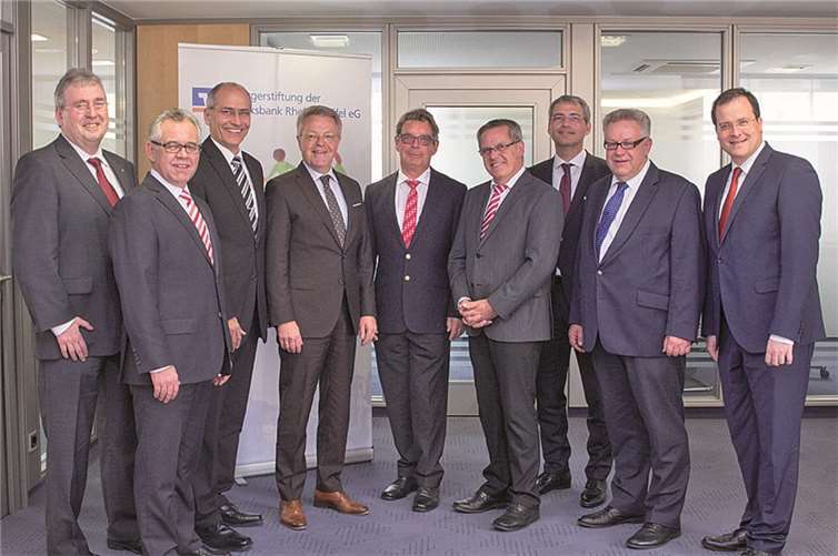 Von links nach rechts: Bruno Jaeger (Stiftungsmanager), Ernst Angsten (Vorsitzender Regionalbeirat AhrBrohltal), Armin Seiwert (Vorsitzender Regionalbeirat MayenRhein), Elmar Schmitz (Vorstandsvorsitzender Volksbank und Bürgerstiftung), Walter Hoffmann (Aufsichtsrat und Kuratorium Bürgerstiftung), Rudolf Mies (Vorsitzender Aufsichtsrat und Kuratorium Bürgerstiftung), Sascha Monschauer (Vorstand Volksbank und Bürgerstiftung), Dr. Manfred Kürsch (Vorsitzender Regionalbeirat Eifel) und Markus Müller (Vorstand Volksbank und Bürgerstiftung). Benjamin Fritzmann