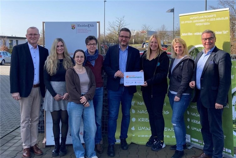 Von links nach rechts: Bürgermeister Achim Juchem, Tamara Plag, Pauline Krier, Ane Masen, Staatsekretär Janosch Littig, Christina Noack-Dziuk, Britta Jelken-Dötsch, Kreisbeigeordneter Horst Gies