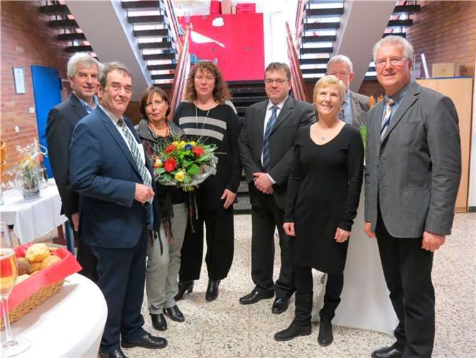 Von links nach rechts: Bürgermeister Helmut Probst, Wolfgang Thiel, Schulleiterin Hiltrud Thiel, Sylvia Halbleib, Interimsschulrat Thomas Baur, Schulrätin Beate Conrad, Ortsbürgermeister Lothar Stenz und Ortsbürgermeister Dietmar Schausten.privat