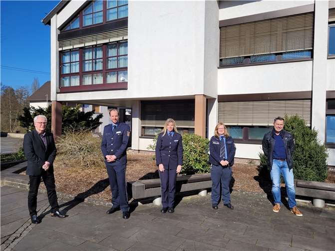 Von links nach rechts: Bürgermeister Mendel, PI-Leiter Schwan, stellvertretende PI-Leiterin Koch, Bezirksbeamtin Tittelbach, Ordnungsamtsleiter Hauck. Foto: privat