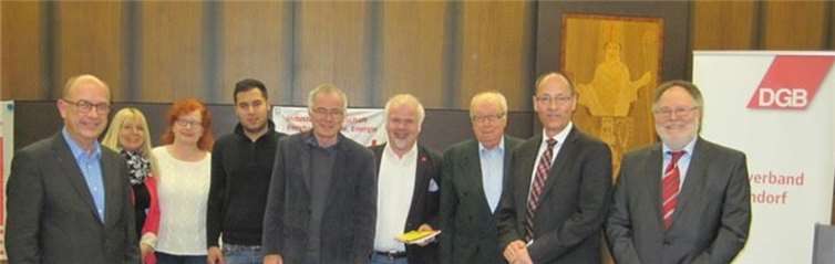 Von links nach rechts: Bürgermeister Michael Kessler, Beigeordnete Gabi Zils, Hedi Schenk und Ferhat Yalcinkaya (beide Stellvertretende Vorsitzende des DGB), Beigeordneter Peter Kirst, Ferhat Cato und Will Böhmprivat