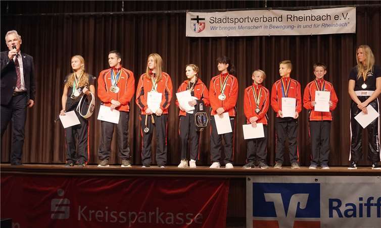 Von links nach rechts: Bürgermeister Stefan Raetz, Sarah Liegmann, Marco Mosdzien, Tina Moser, Jasmin Augsten, Betty Moser, Finn Bauch, Till Wagner, Lars Leber und Sarah Labahn. Privat