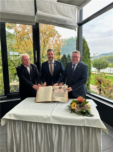 Andernach feiert den Tag der Deutschen Einheit Von links nach rechts: Bürgermeister a.D. Zella-Mehlis, Karl Uwe Panse / Oberbürgermeister Stadt Andernach, Christian Greiner / Bürgermeister Zella-Mehlis, Torsten Widder. Foto: Stadtverwaltung Andernach