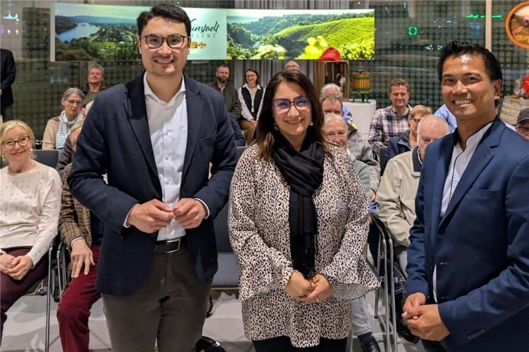 Von links nach rechts: CDU-Landtagskandidat Philip Rünz, Zemfira Dlovani und Dirk Schaefer vor Publikum.