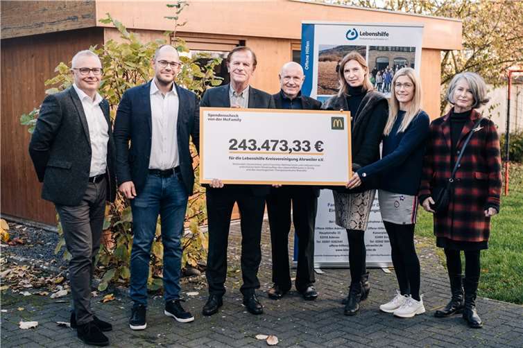 Von links nach rechts: Christian Lauß, Vice President Region Süd, McDonald’s Deutschland, Hubert Froitzheim, Franchise-Nehmer McDonald’s Deutschland, Hans Hahne, Franchise-Nehmer McDonald’s Deutschland, Ulrich van Bebber, Vorsitzender der Lebenshilfe Kreisvereinigung Ahrweiler, Katharina Westphal, Schwiegertochter von Hans-Otto Westphal, Franchise-Nehmer McDonald’s Deutschland, Ute Voß, stellvertretende Vorstandsvorsitzende der Lebenshilfe Kreisvereinigung Ahrweiler, Angelika Westphal, Ehefrau von Hans-Otto Westphal, Franchise-Nehmer McDonald’s Deutschland. Foto: privat