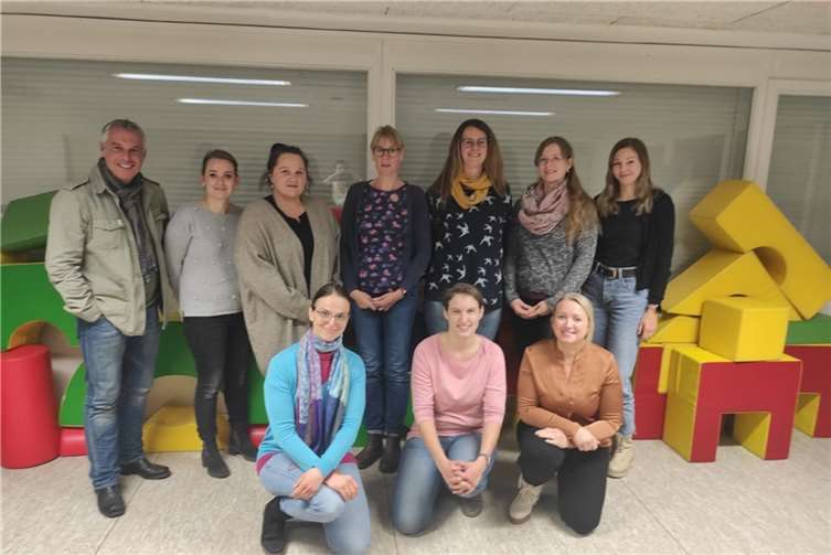 Von links nach rechts: Christoph Ewertz, Alina Wallenfang, Ewelina Stele, Kirstin Stock, Nadja Dühr, Diana Adams, Carolin Wortmann. Vorne : Andrea Müller de Merino, Edda Hornberger, Verena Örenbas. Foto: privat