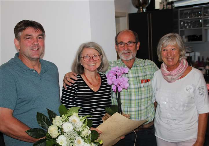 Von links nach rechts: Claus Wiest, erster stellvertretender Vorsitzender TuS, Christa Reinartz-Uhrmacher, Michael Uhrmacher, Dorothe Reeh, Vorstand TuS. Foto: privat