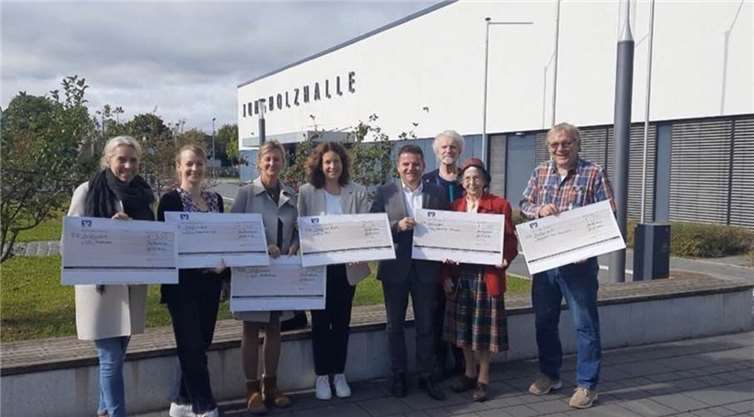 Von links nach rechts: Corinna Stühm (KGS Meckenheim), Silke Lex (GGS Merl), Julia Gahl (EGS Meckenheim), Maria Cloot (KGS Merl) Holger Jung, Klaus-Jürgen Pusch, Erika Meyer zu Drewer, Uli Kirsch (Schulband Geschwister-Scholl Hauptschule). Foto: Bürgerstiftung Meckenheim