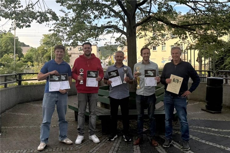Von links nach rechts: Daniel Firlus (Sieger Doppel Herren-Klasse und Sportwart), Nick König (Erfolgreichster Spieler), Gregor Firlus (Clubmeister Herren-Doppel), Peter Zwiener (Clubmeister Herren-Einzel und 1. Vorsitzender), Gerd Becker (Bronzene Ehrennadel für 10 Jahre Mitgliedschaft) 