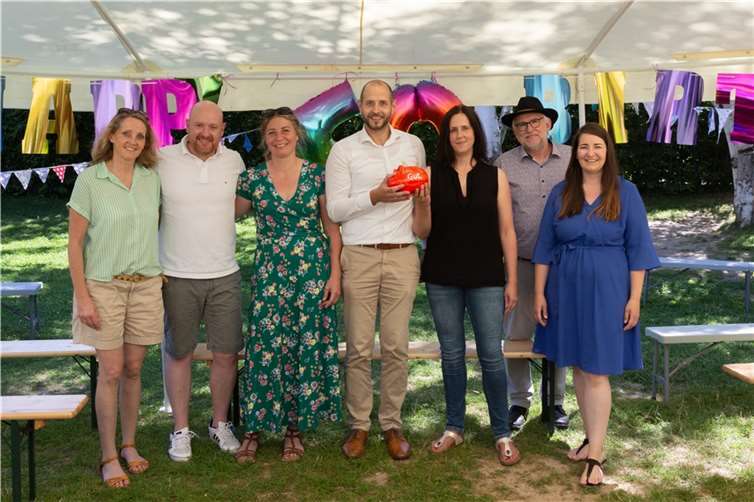 Von links nach rechts: Der ehemalige Vorstand des Fördervereins Theodor Fliedner Rheinbach (Melanie Mahlberg, Daniel Klein und Stephanie Fröhlich), Sebastian Greven (stellvertretend für die Kreissparkasse Köln), Anika Stichl (Vorsitzende Förderverein ev. Kita Theodor Fliedner), Karl Heinz Kerstholt (stellv. Bürgermeister Rheinbach), Laura Schunk (Kassenwärtin Förderverein). Foto: privat
