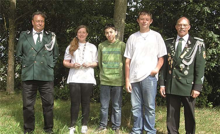 Von links nach rechts: Die Regentschaft der amtierenden Schützenmajestäten endet am 4. Juni: Schießmeister Horst Günter Krajewski, Vogelkönigin Heike Schneider, Brudermeister Hans Werner Schneider, Scheibenkönigin Evelin Diensberg, 2. Brudermeister Albert Meurer. privat